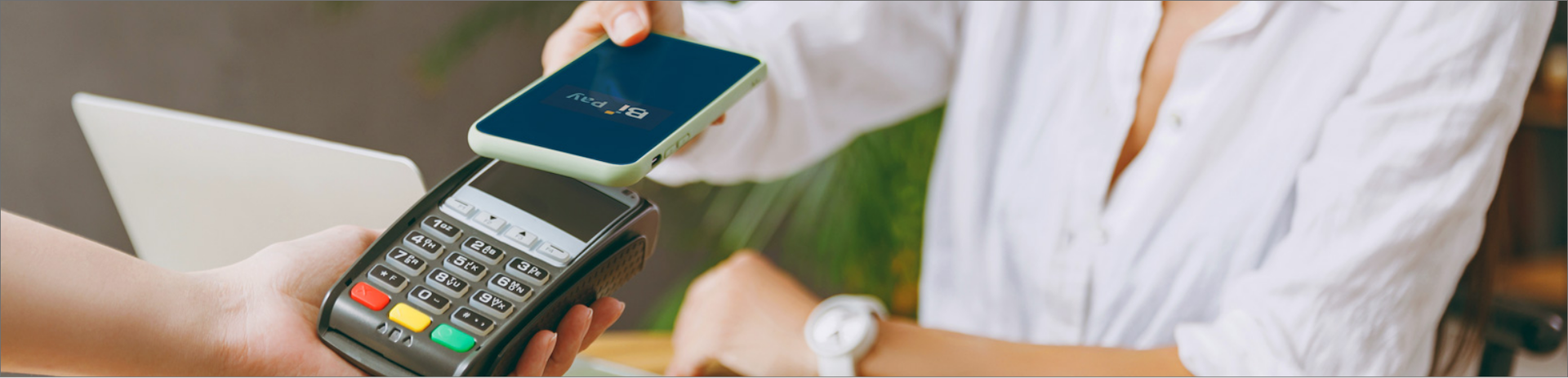 Mujer utilizando pago sin contacto de bi pay banco indusrtial 2023