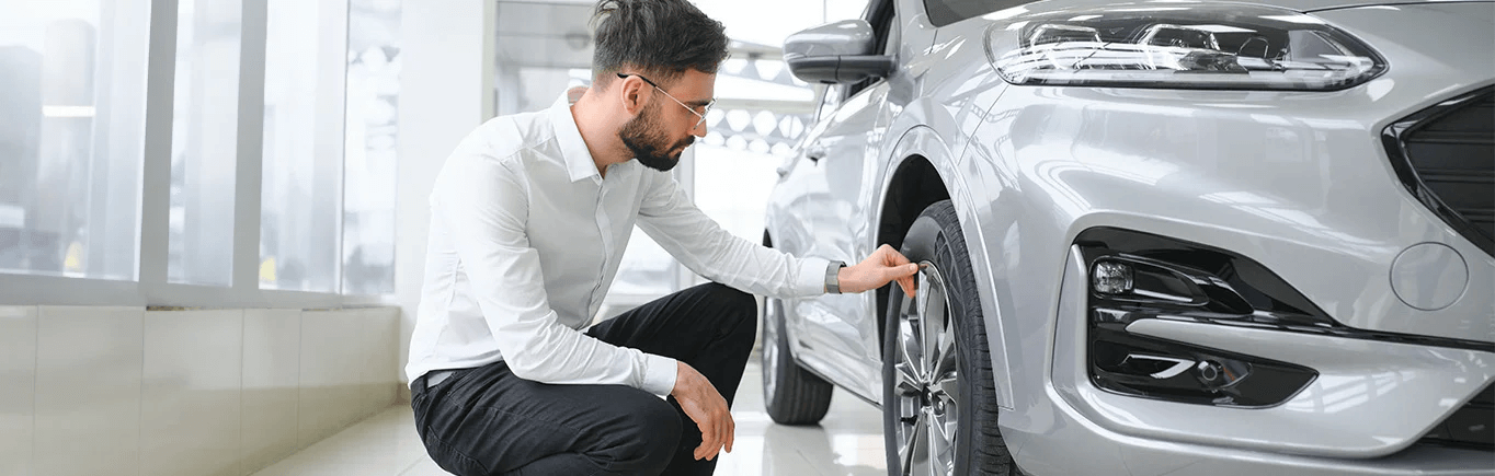 Hombre inspeccionando carro