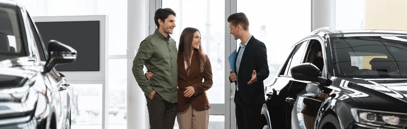 Pareja comprando carro