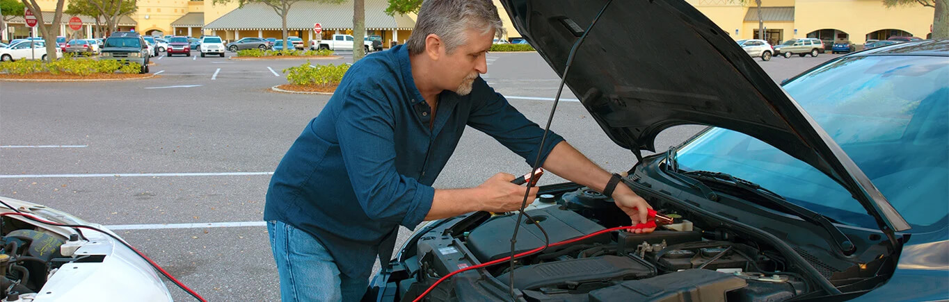 Cómo prevenir y qué hacer con una batería de carro descargada