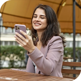 Mujer_usando_QR_en_bi_en_linea Mujer_usando_QR_en_bi_en_linea