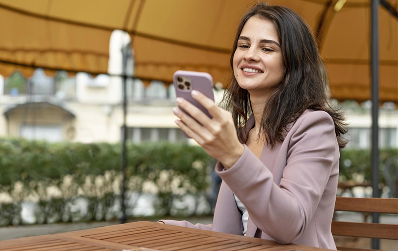 Mujer_usando_QR_en_bi_en_linea