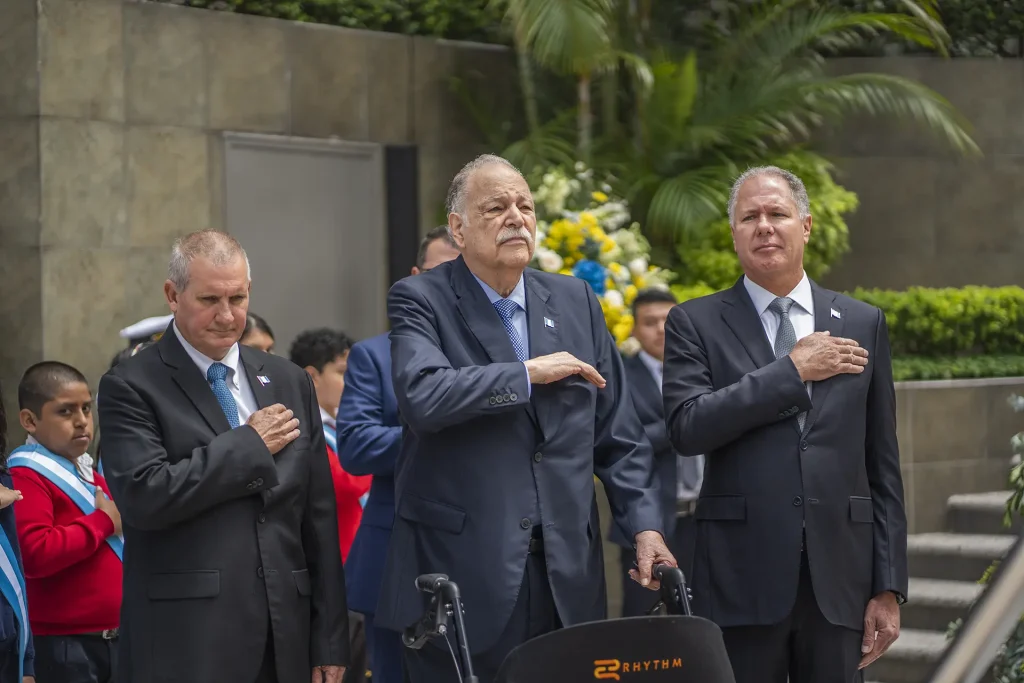 webp-blog-dia-de-la-bandera-08 Blog: Banco Industrial rinde homenaje al Lic. Edgar Heinemann por su trayectoria y contribución a Guatemala 08