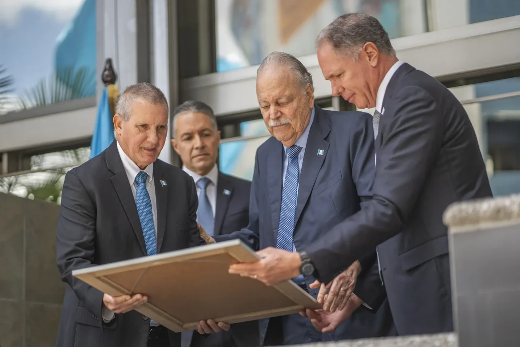 webp-blog-dia-de-la-bandera-17 Blog: Banco Industrial rinde homenaje al Lic. Edgar Heinemann por su trayectoria y contribución a Guatemala 17