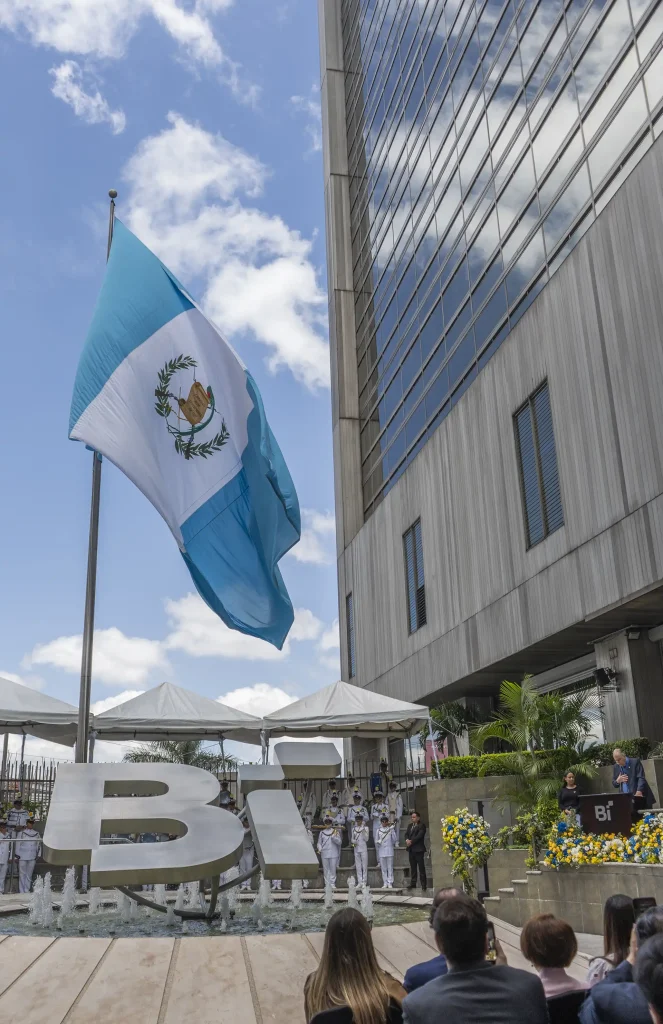 webp-blog-dia-de-la-bandera-21 Blog: Banco Industrial rinde homenaje al Lic. Edgar Heinemann por su trayectoria y contribución a Guatemala 21