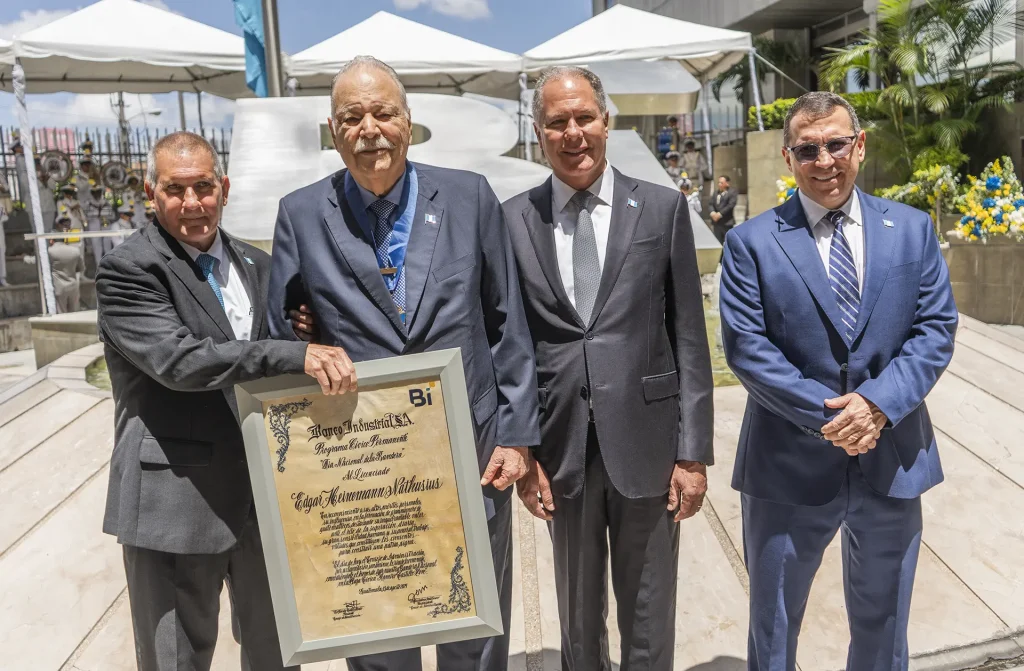webp-blog-dia-de-la-bandera-23 Blog: Banco Industrial rinde homenaje al Lic. Edgar Heinemann por su trayectoria y contribución a Guatemala 23