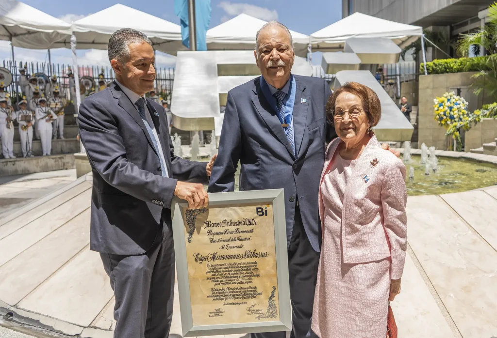 webp-blog-dia-de-la-bandera-24 Blog: Banco Industrial rinde homenaje al Lic. Edgar Heinemann por su trayectoria y contribución a Guatemala 24