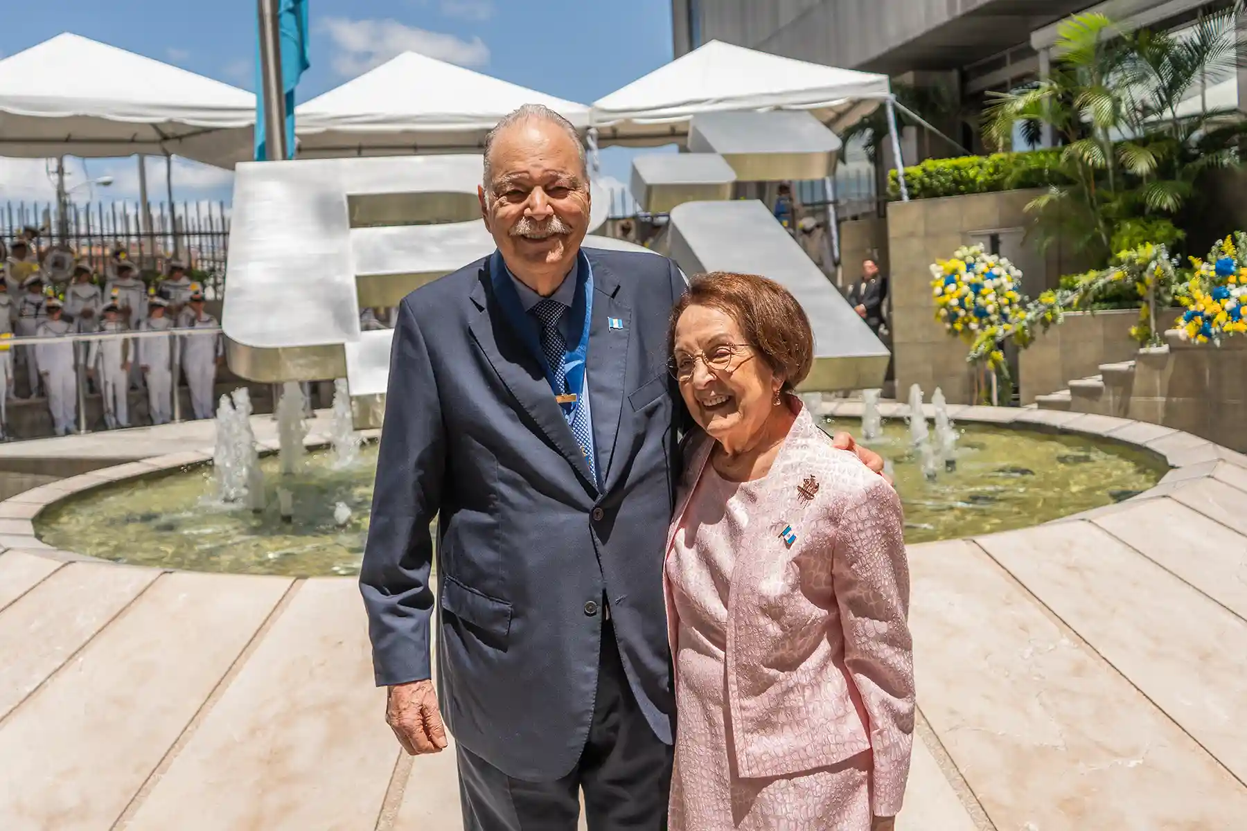 Pareja de adultos mayores abrazados en Bi