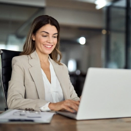 Mujer creando una cuenta individual