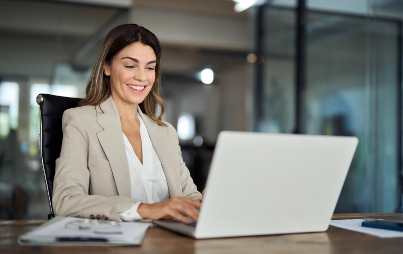 Mujer creando cuenta individual