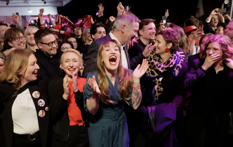 Alemania-comicios Heidi Reichinnek y sus seguidores.