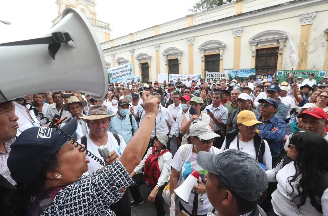 Protestas-frente-al-Congreso-jubilados-del-Estado Frente al Congreso personas de varias organizaciones