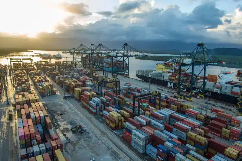 puerto Puerto con contenedores