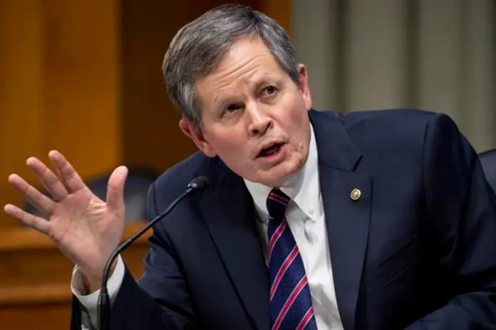 Internacionales002 Estados Unidos: Senador Steve Daines llega a Pekín para tratar asuntos comerciales y tráfico de fentanilo