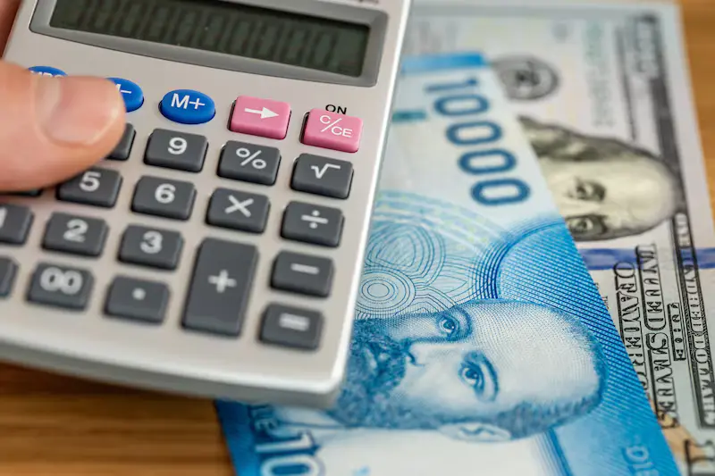 Internacionales003 La divisa está a la espera de las decisiones de los bancos centrales esta semana, con especial atención en la reunión de la Fed. En Chile, el peso ha mostrado resiliencia.