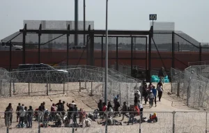 El paso de inmigrantes en la frontera de EE.UU. con México desciende a mínimos históricos