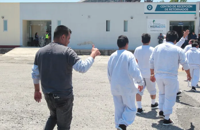 Mas-de-300-migrantes-guatemaltecos-fueron-retornados-de-Estados-Unidos-durante-la-Semana-Mayor