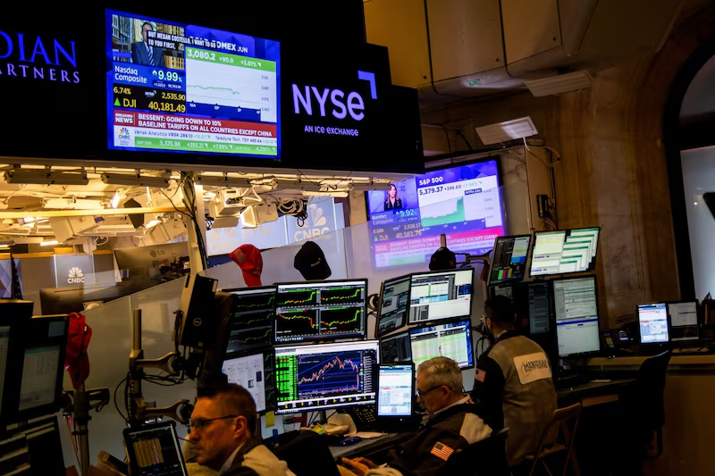 S&P 500 sube tras el giro moderado de Trump sobre China y menor presión sobre la Fed