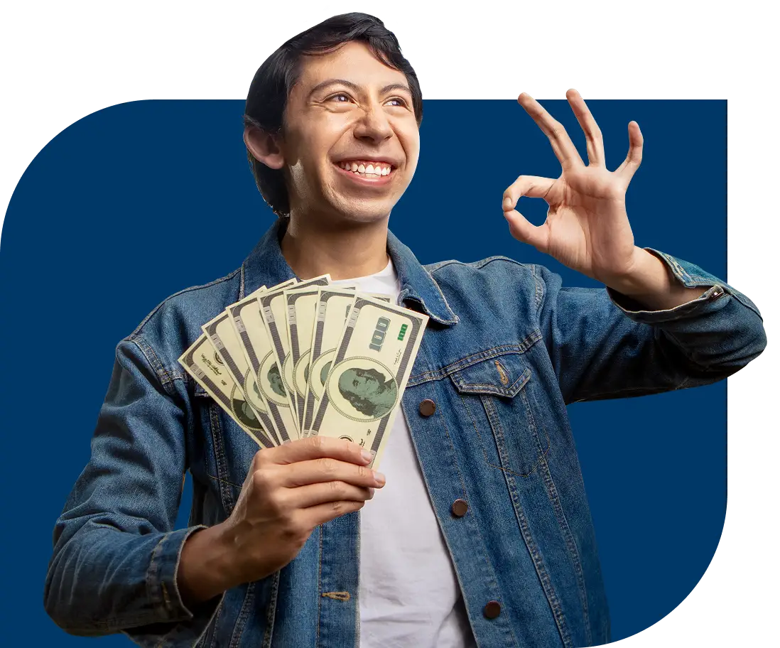 Persona sosteniendo efectivo en las manos