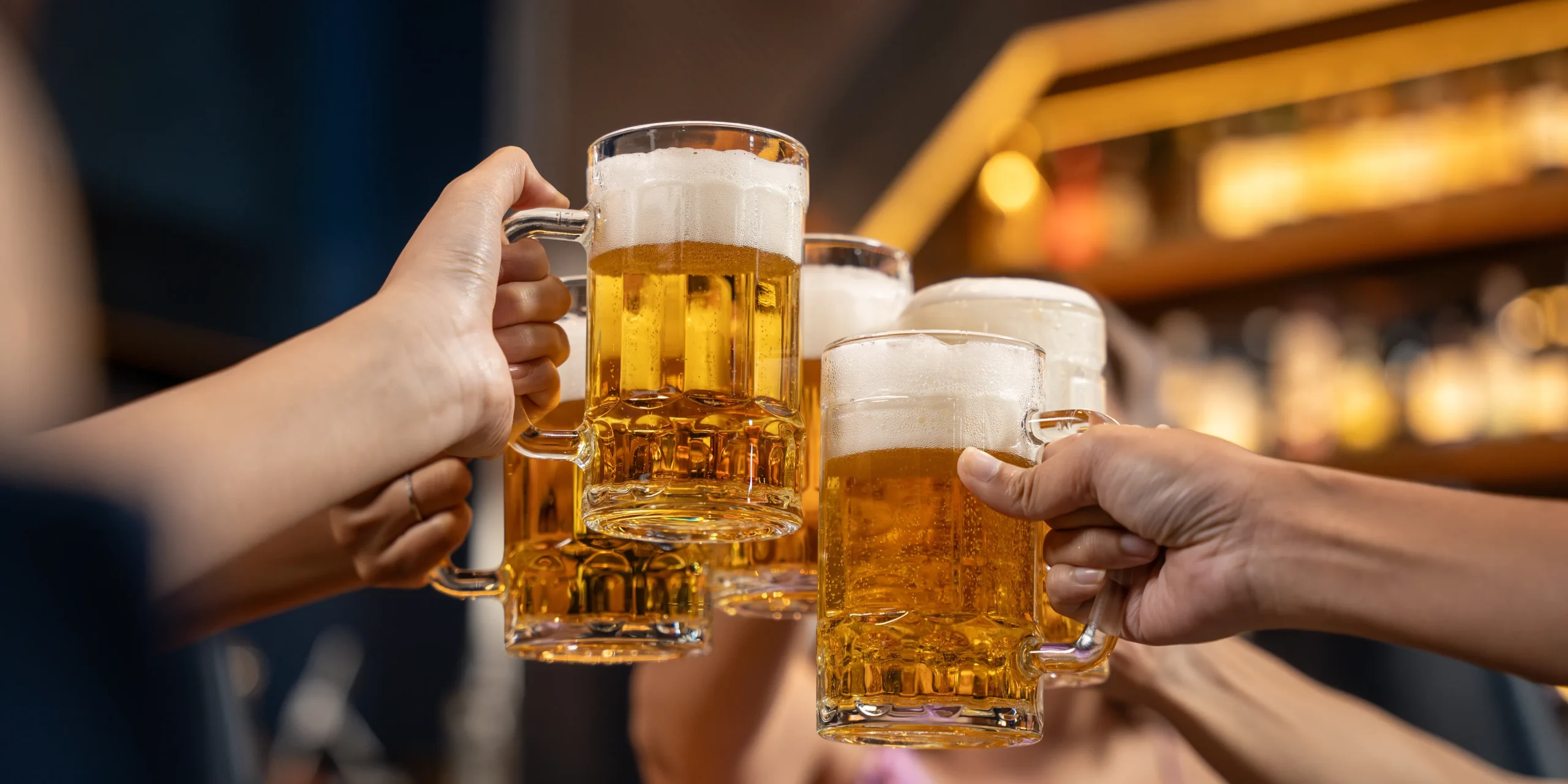 Personas brindando con cervezas