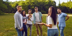 Personas participando en una actividad en el parque