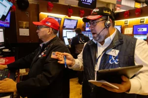 El dólar cae a mínimos de 2022