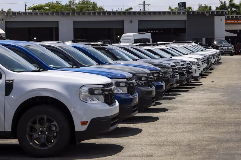 Automoviles en un predio.