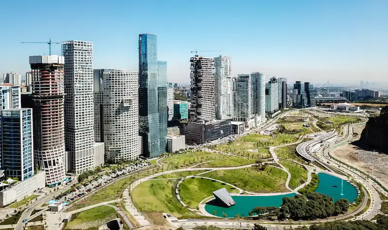 Rascacielos y parque en Ciudad de México.