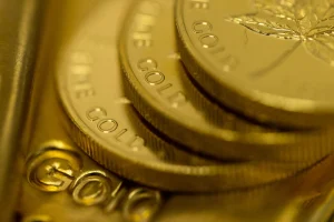 El-oro-mantiene-una-subida-de-dos-días-mientras-operadores-se-centran-en-aranceles-y-tasas