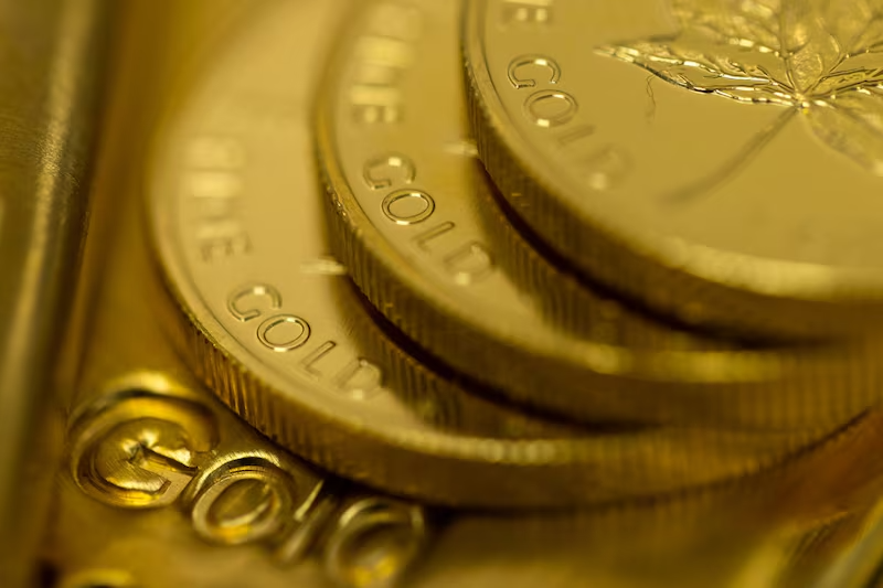 El-oro-mantiene-una-subida-de-dos-días-mientras-operadores-se-centran-en-aranceles-y-tasas