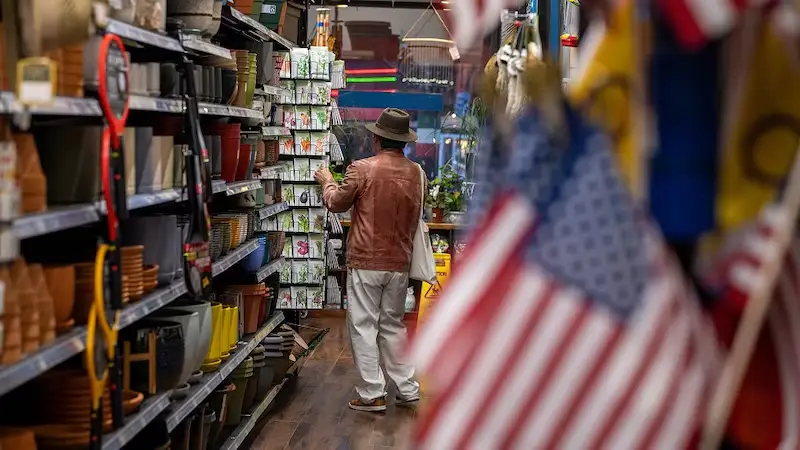 Persona comprando en una tienda.
