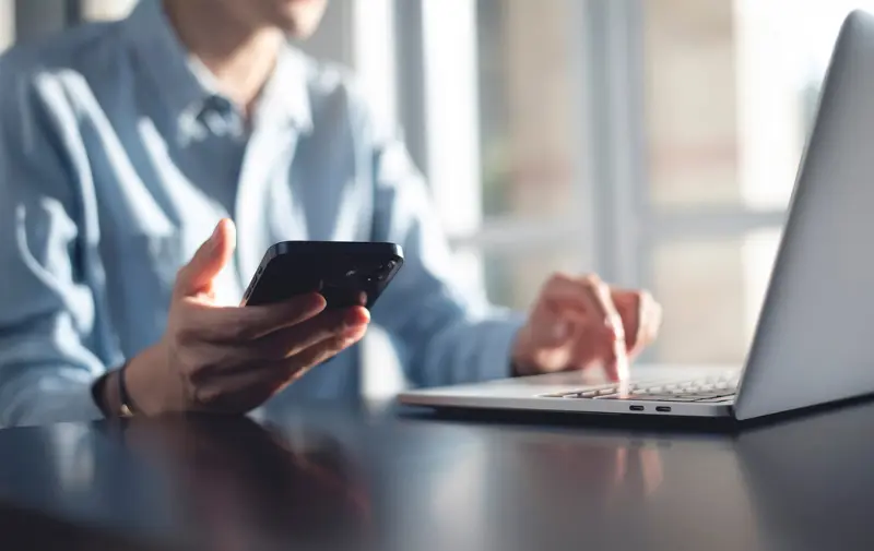 ¿Puedo realizar transferencias bancarias para empresas desde mi celular?