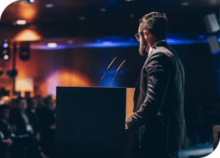 Summit Corporativo Persona hablando en conferencia