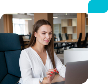 chica-en-una-oficina-usando-computadora-servicios-electronicos-institucional