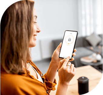 mujer-viendo-su-celular-utilizando-soft-token-de-seguridad mujer-viendo-su-celular-utilizando-soft-token-de-seguridad