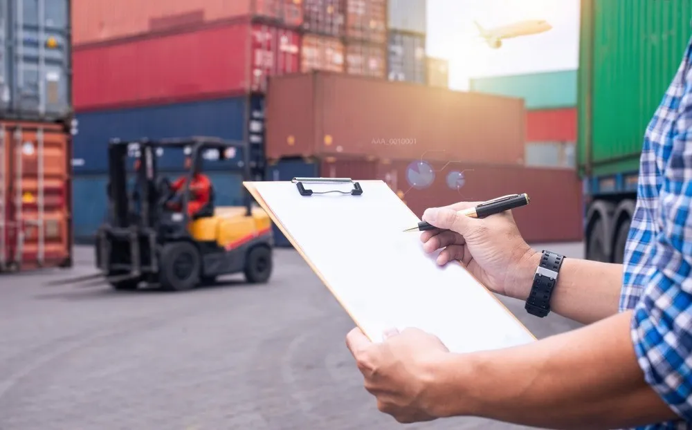 DN Exportacion-de-contedores-persona-inspeccionando-SS