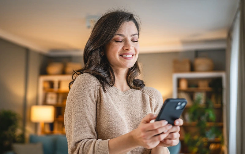 Mujer necesita apoyo con su tarjeta del Club_Banco Industrial_800x500px