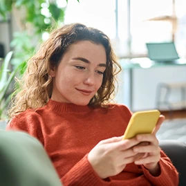 Mujer tiene dudas o necesita ayuda con su cuenta_Banco Industrial_269px Mujer tiene dudas o necesita ayuda con su cuenta_Banco Industrial_269px