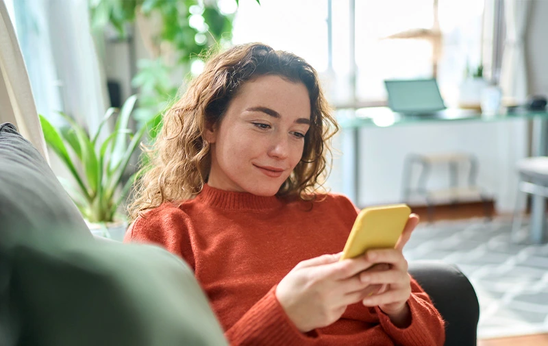 Mujer tiene dudas o necesita ayuda con su cuenta_Banco Industrial_800x500px