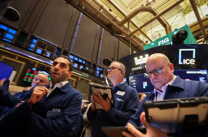 S&P 500 cae y el dólar retrocede