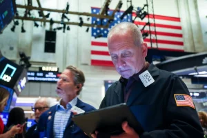 syp-abre-con-perdidas-y-dolar-retrocede