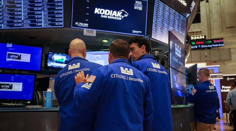 S&P 500 avanza tras compra de EA y el oro supera los US$3.800 la onza