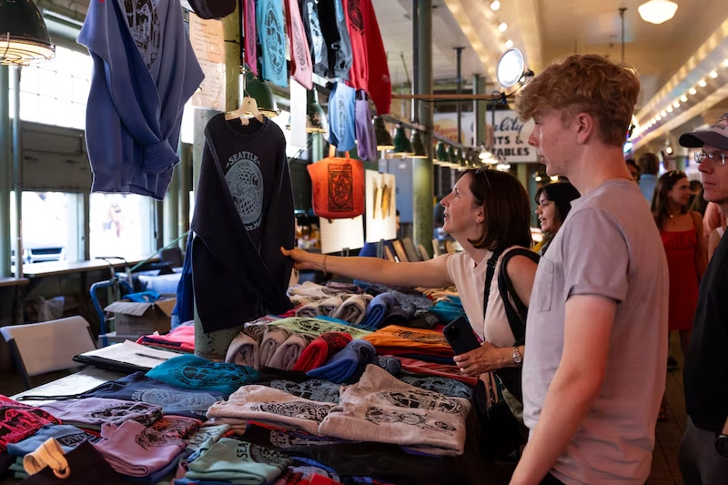 Una clienta mira ropa a la venta en el mercado