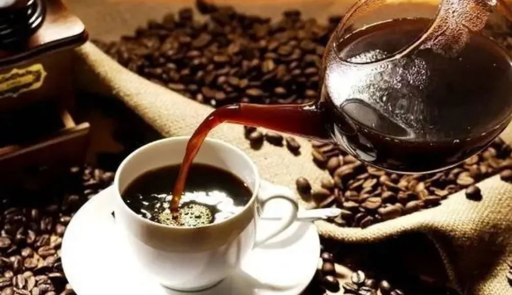 Amantes de una taza de café en Nueva York enfrentan vertiginoso aumento de precios