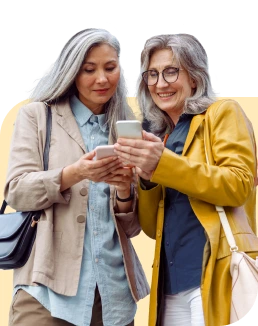 Dos mujeres mayores en su celular cuenta bi digital