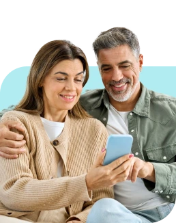 Pareja viendo su celular cuenta digital bi cobro de remesas