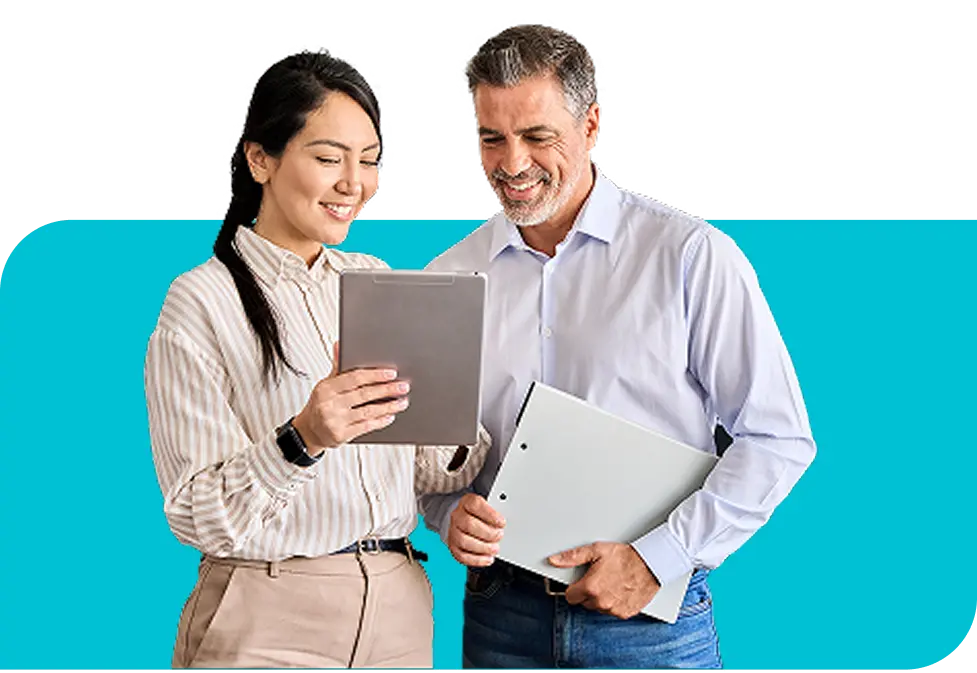 dos-personas-viendo-un-ipad-documentos-vigentes dos-personas-viendo-un-ipad-documentos-vigentes