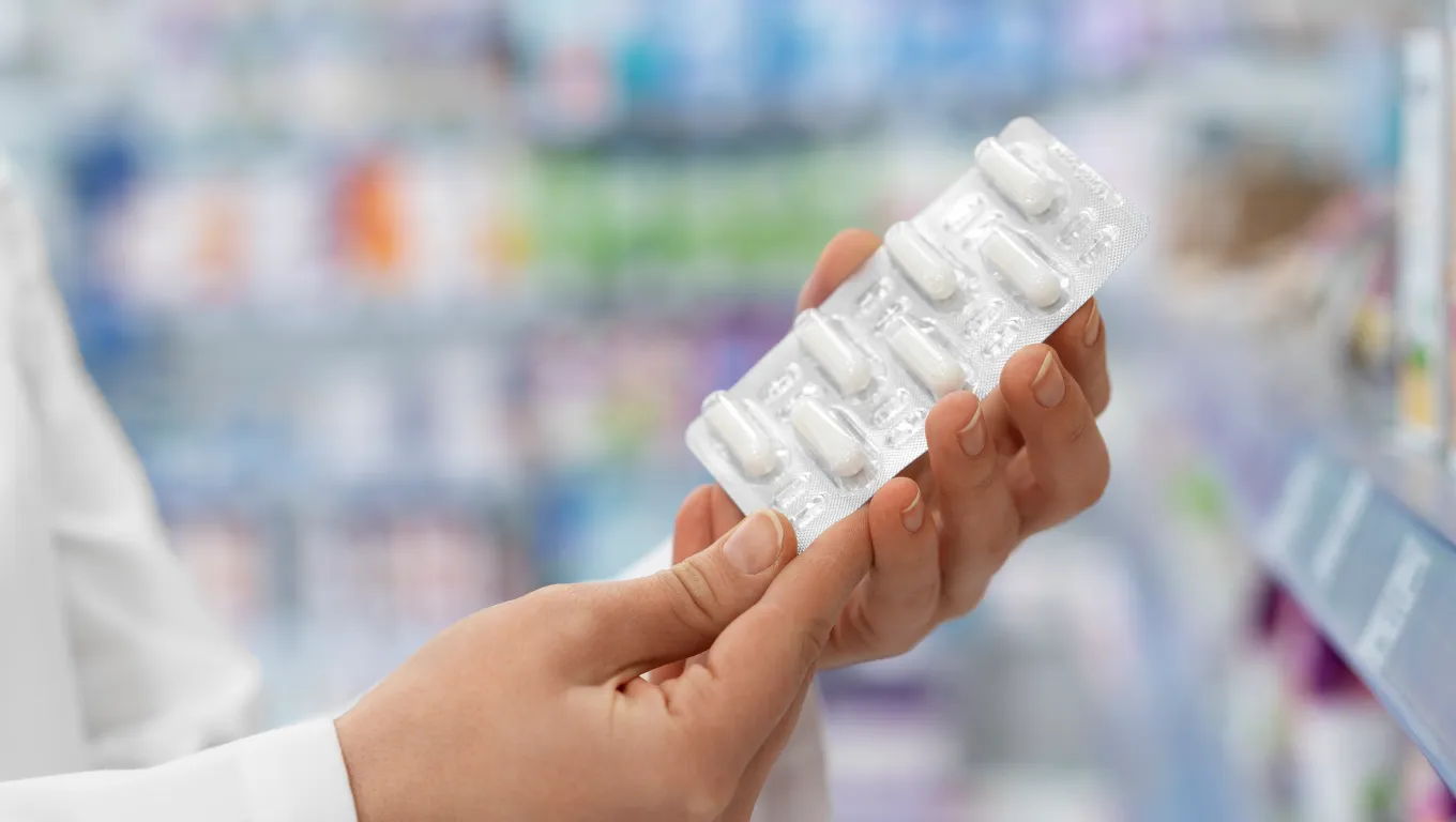 3-farmaceutico-de-vista-lateral-en-el-trabajo Farmaceutico de vista