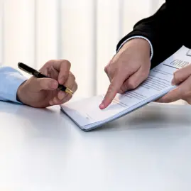 ¿Pedir un crédito solo o con fiador?