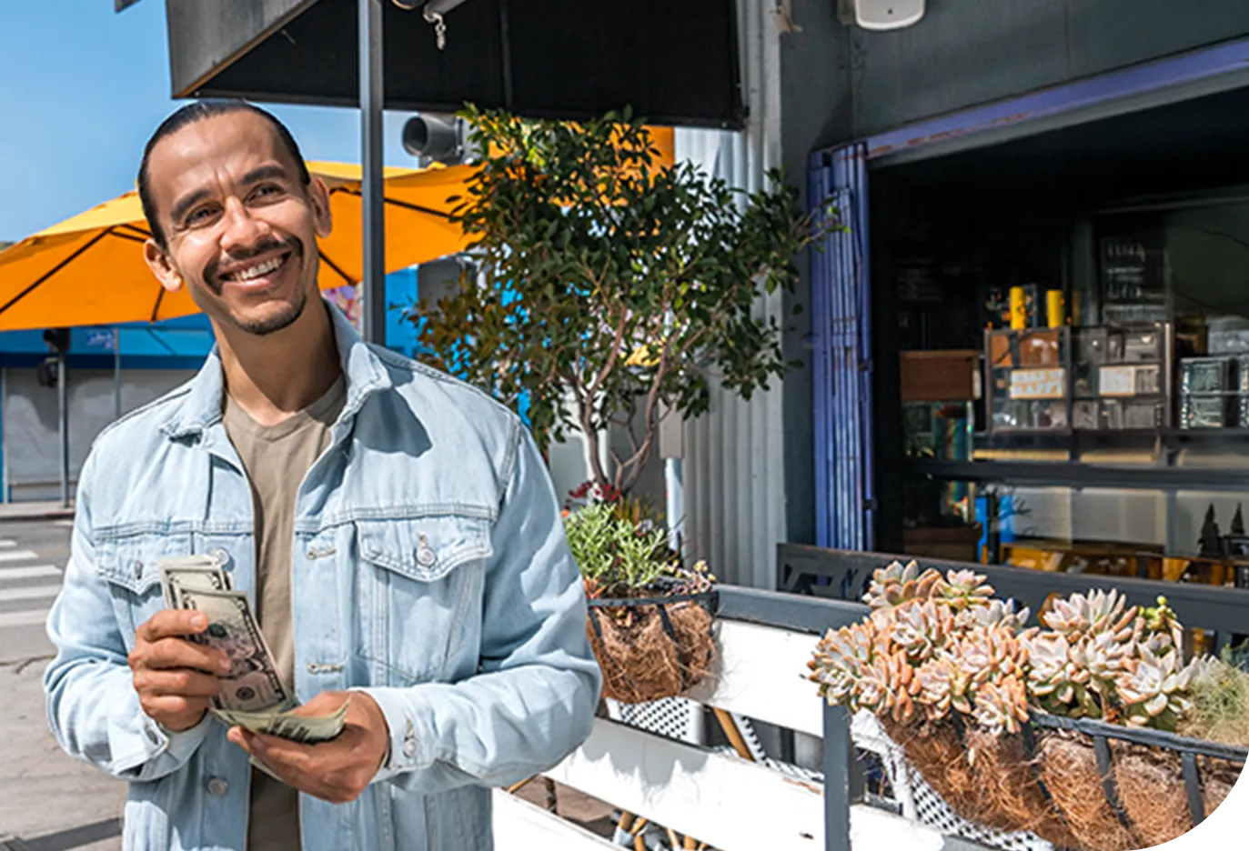Persona sosteniendo dinero